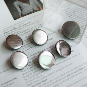 [Metal button] Glossy scratch flat button (21mm, 25mm)